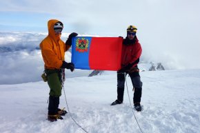 Альпинисты установили флаг Кемеровской области на высшей точке Альп (фото)