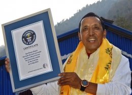 Apa Sherpa (Апа Шерпа) с дипломом Книги Гинесса